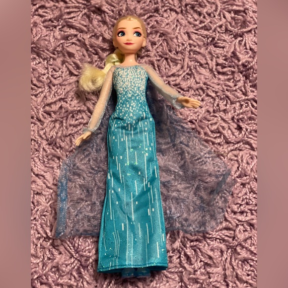 Frozen Bundle - Elsa & Anna dolls ❄️ 🏰 - Picture 11 of 15